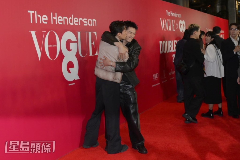 AK見到柯煒林即上前送上擁抱。 AK見到柯煒林即上前送上擁抱。