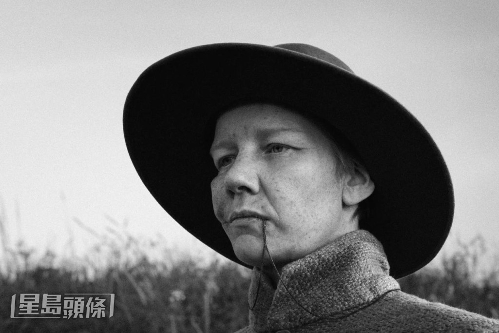 珊迪娜许勒在《Rose》中男扮女装演出。