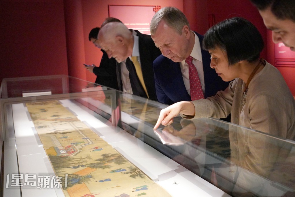 主礼嘉宾参观展品。