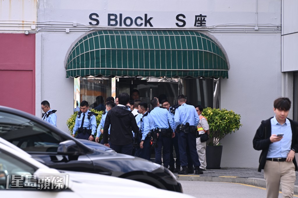 大批警员在医院调查。