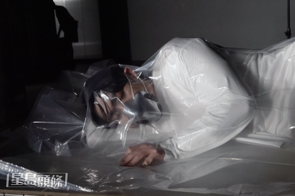 Jer最難忘整個人躺進膠袋中被抽真空的場口。 Jer最難忘整個人躺進膠袋中被抽真空的場口。