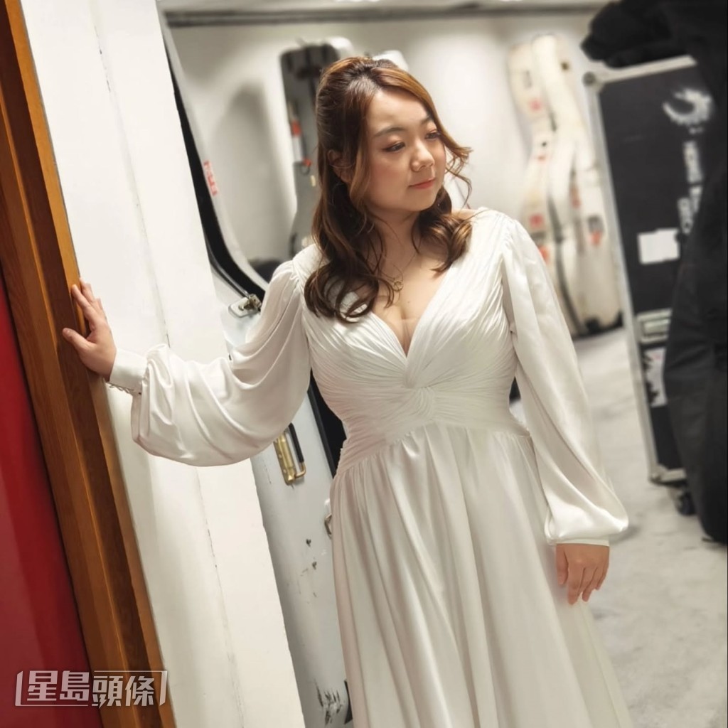 鮮有性感的她今日(11日)在IG限時動態貼出一張穿上一條米色低胸露背長裙