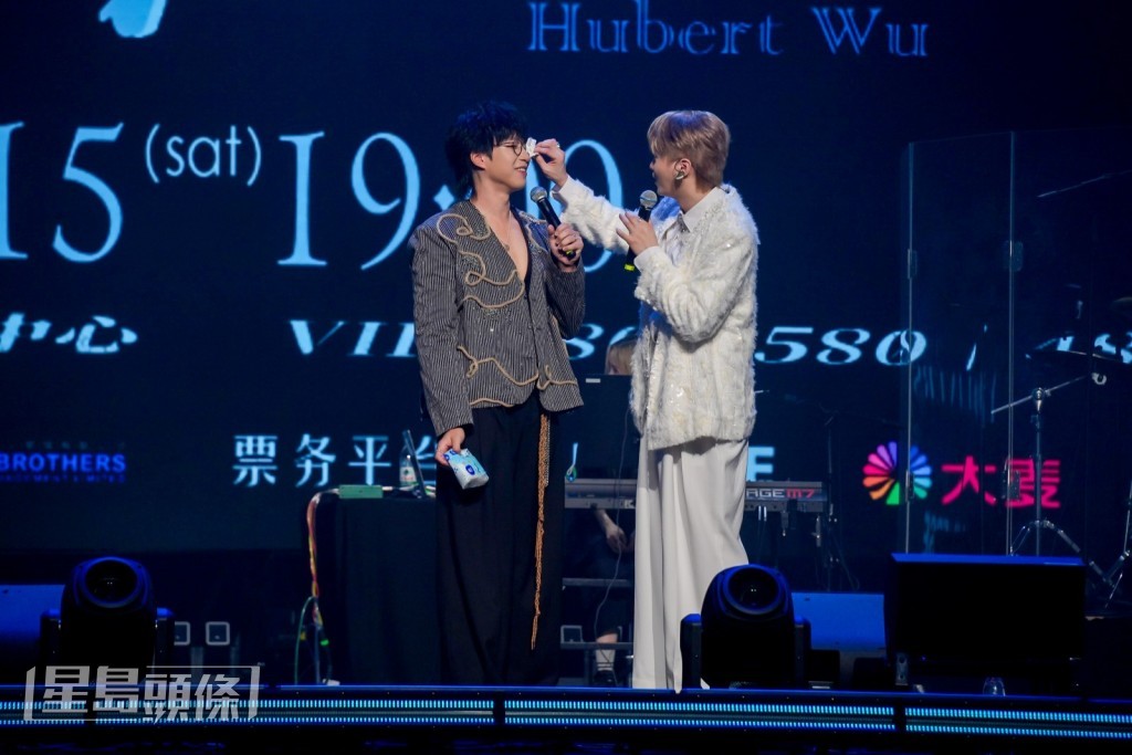Hubert見坤哥唱到滿頭大汗時,忍不住幫對方抹汗。 Hubert見坤哥唱到滿頭大汗時,忍不住幫對方抹汗。