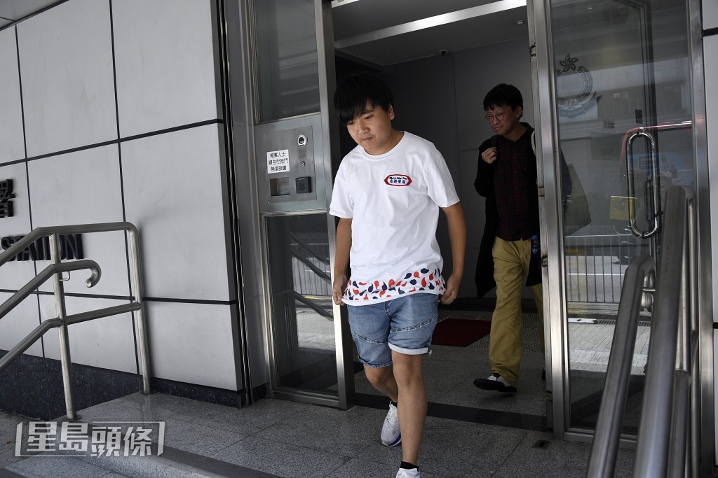 賴卓賢離開屯門警署。楊偉亨攝 賴卓賢離開屯門警署。楊偉亨攝