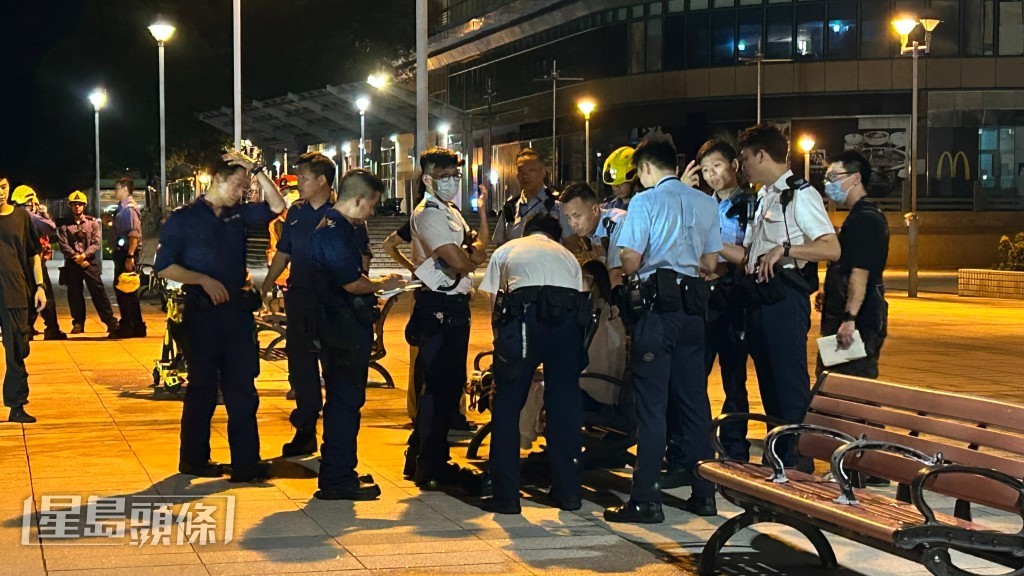 警方接報後,隨即聯同消防及水警到場搜救,成功將事主救起。蔡楚輝攝 警方接報後,隨即聯同消防及水警到場搜救,成功將事主救起。蔡楚輝攝