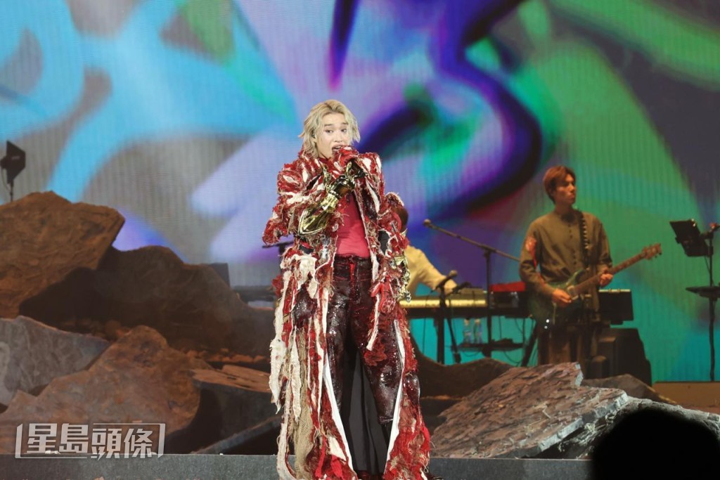 換上紅白長衫的Jer唱出《大鬧說謊城》及《金剛不壞》。