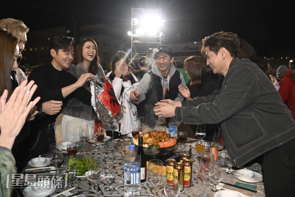  張振朗與劉穎鏇一起出席「TVB職藝員新春盤菜宴」，他們指今年不錯，因為往年都是要拉票，今年純粹是來享受和食嘢。