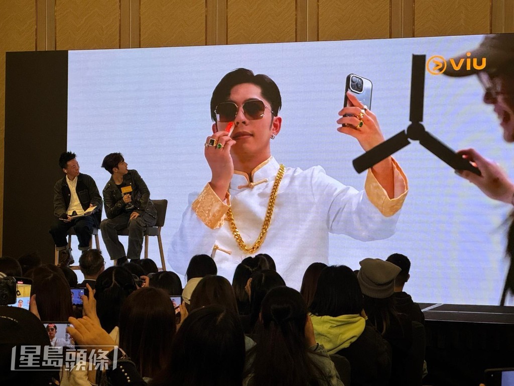 活動上播放Edan演出的片段,搞到他勁尷尬。 活動上播放Edan演出的片段,搞到他勁尷尬。