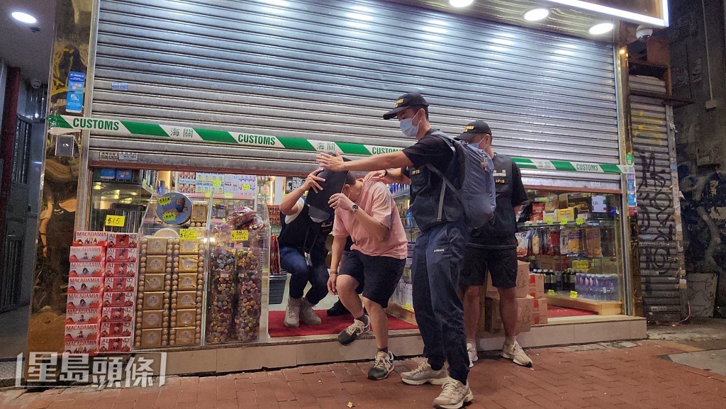 海關人員帶走涉案男店員。