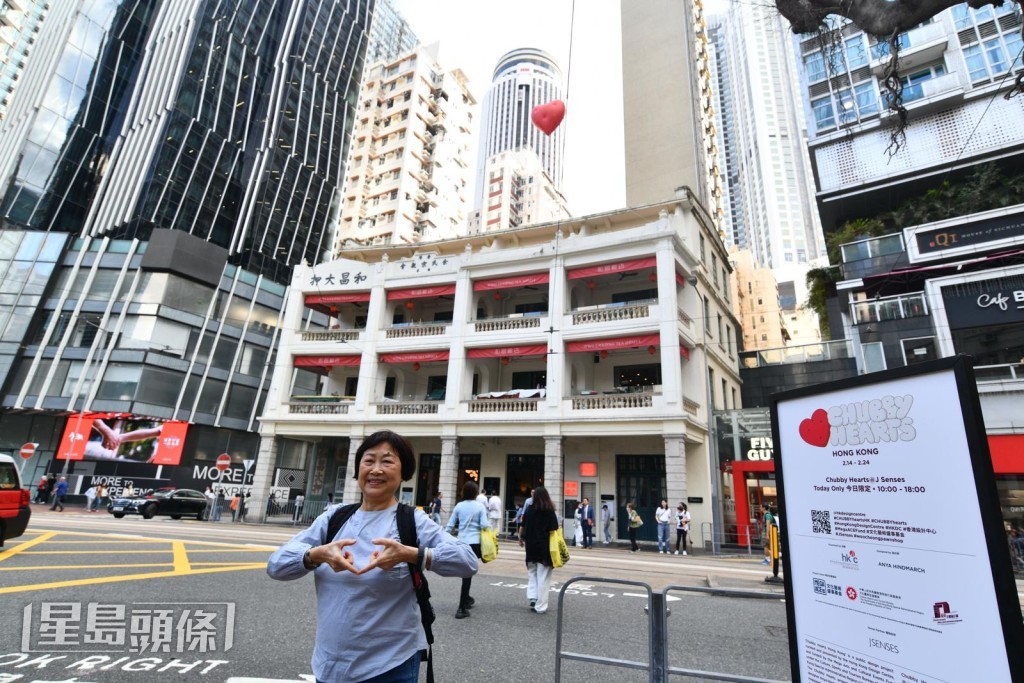 不少市民打卡。盧江球攝 不少市民打卡。盧江球攝