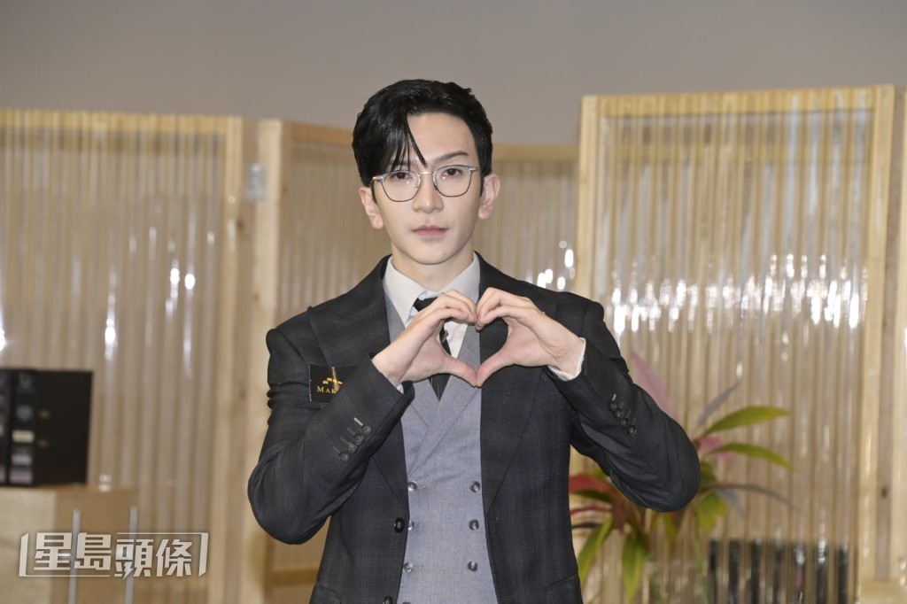 他說和Edan是比較喜劇形式，《社內相親》和Hanna（陳漢娜）點到即止。