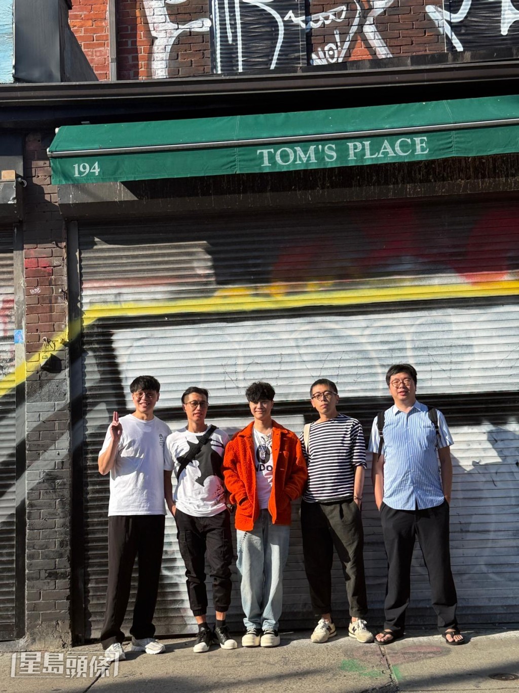 Alan不時與中學同學共聚。