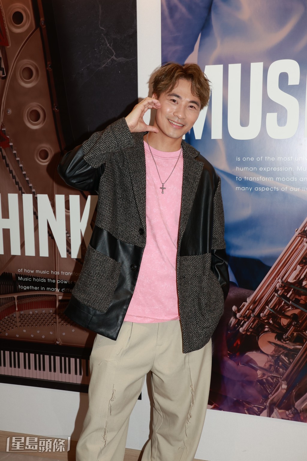 他覺得所有演出者都比自己叻,自己學跳舞學得很慢。 他覺得所有演出者都比自己叻,自己學跳舞學得很慢。