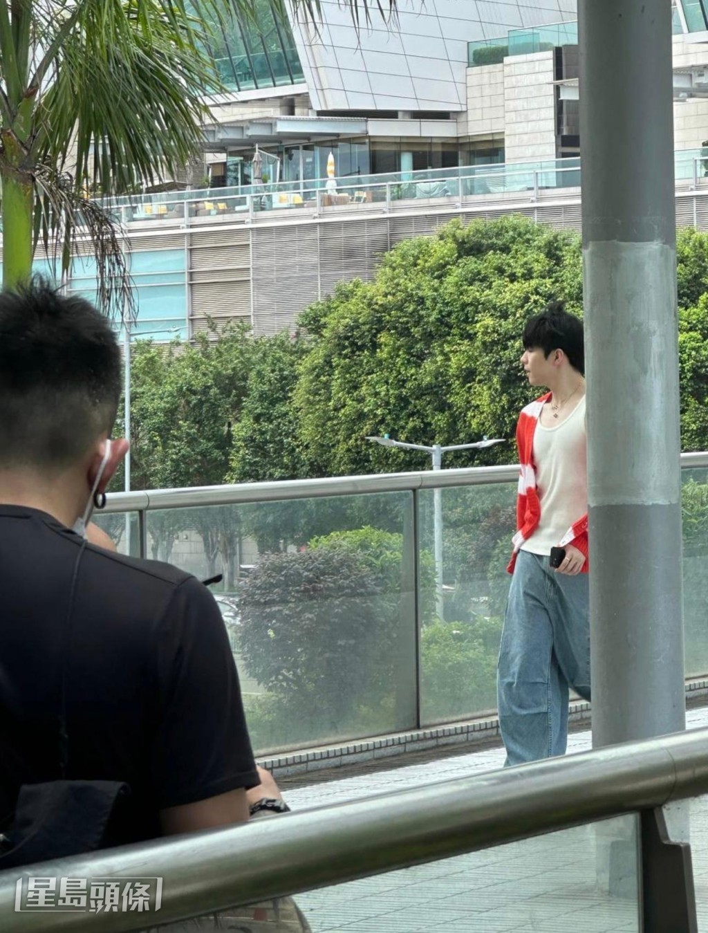 身穿白色小背心及輕薄外套的他,透出結實胸肌。(@say__hellooo 提供) 身穿白色小背心及輕薄外套的他,透出結實胸肌。(@say__hellooo 提供)