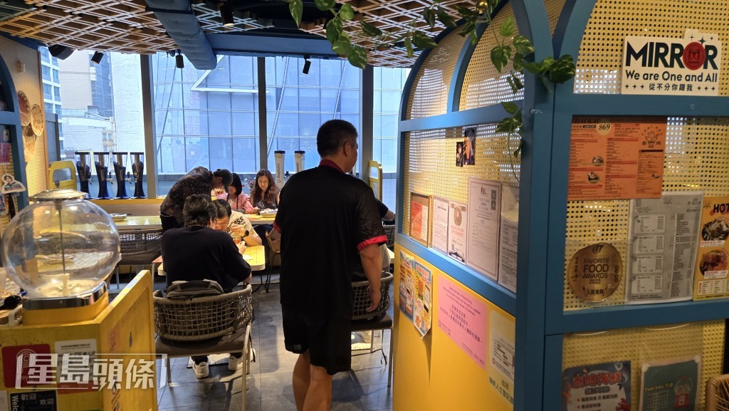 餐廳依然食客不斷。 餐廳依然食客不斷。