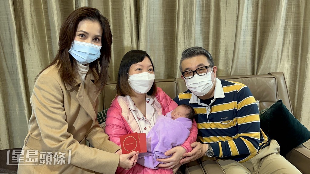 李氏夫婦與院方人員合照。林思明攝