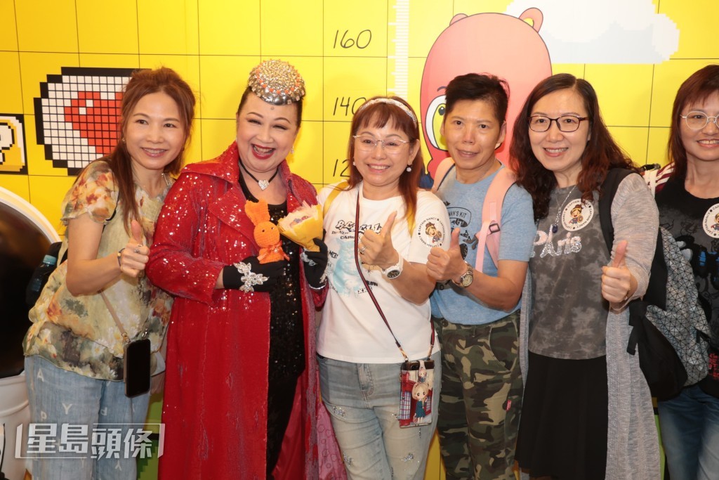 好多粉絲支持家燕姐。 好多粉絲支持家燕姐。