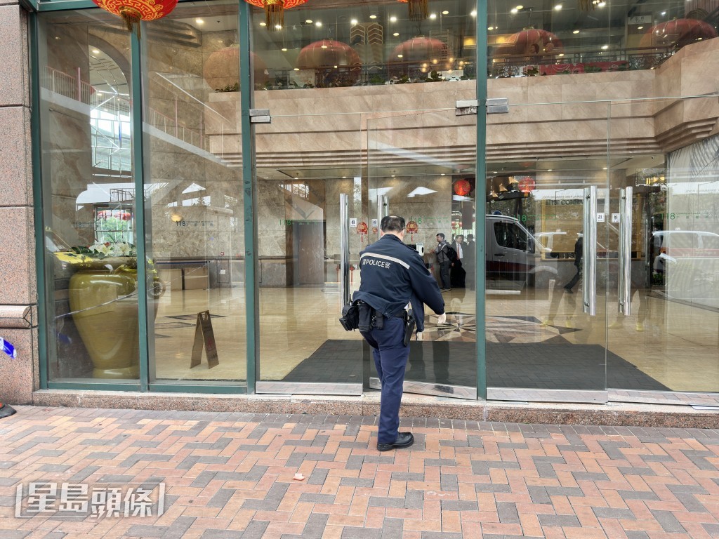 警員登上商廈調查。