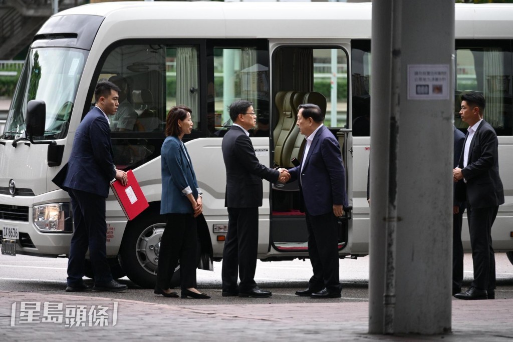 夏寶龍下車與行政長官李家超握手。 夏寶龍下車與行政長官李家超握手。