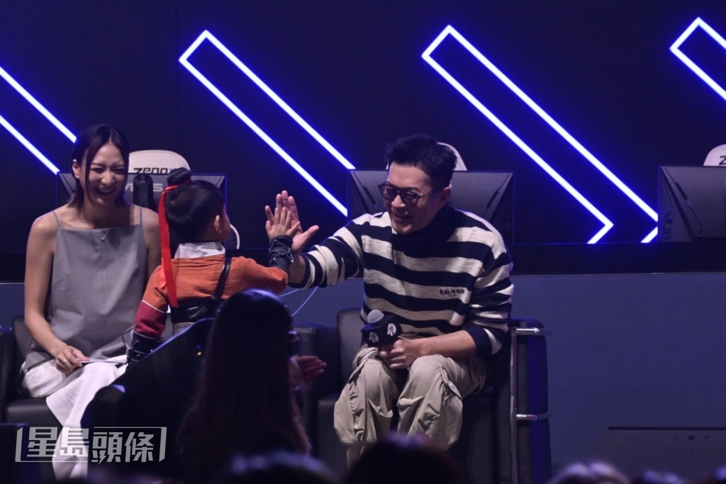 古天樂笑着大叫「小朋友，呢邊呀」，小朋友才走到他前面。