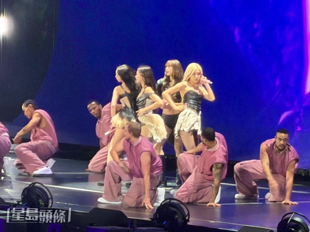 4人一齊騷長腿。