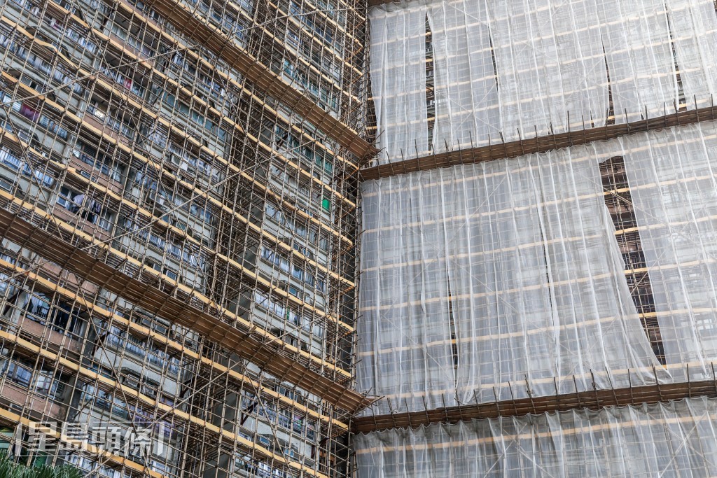 政府發出拆棚網令後,全港230幢私人樓宇的外牆棚網現已移除。資料圖片 政府發出拆棚網令後,全港230幢私人樓宇的外牆棚網現已移除。資料圖片