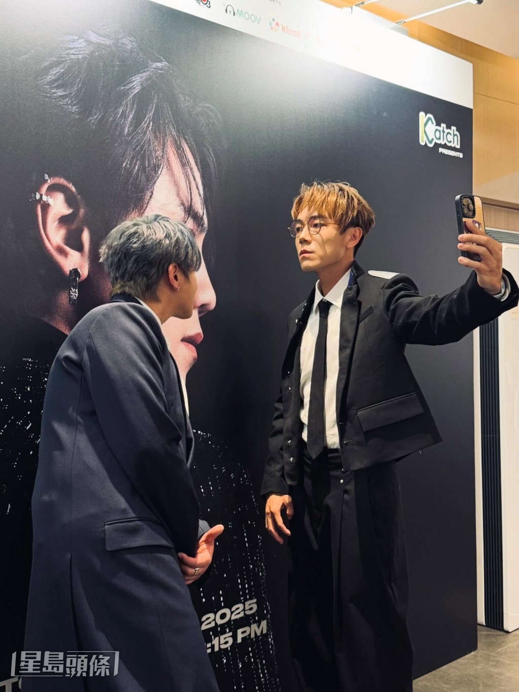 二人仲做足表情，非常入戲。