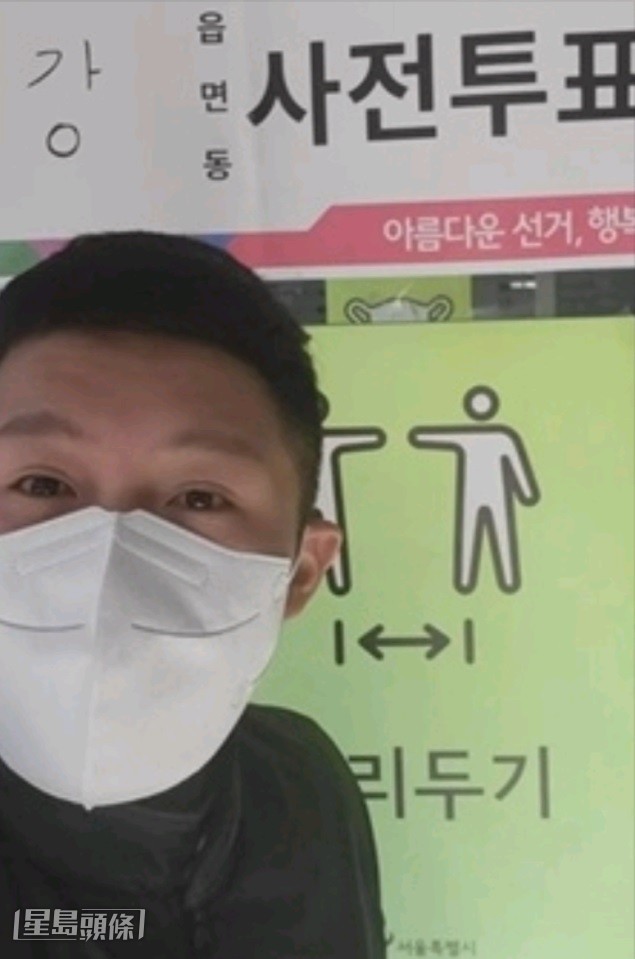 同樣採取黑tee零手勢策略的還有著名主持曹世鎬。 同樣採取黑tee零手勢策略的還有著名主持曹世鎬。
