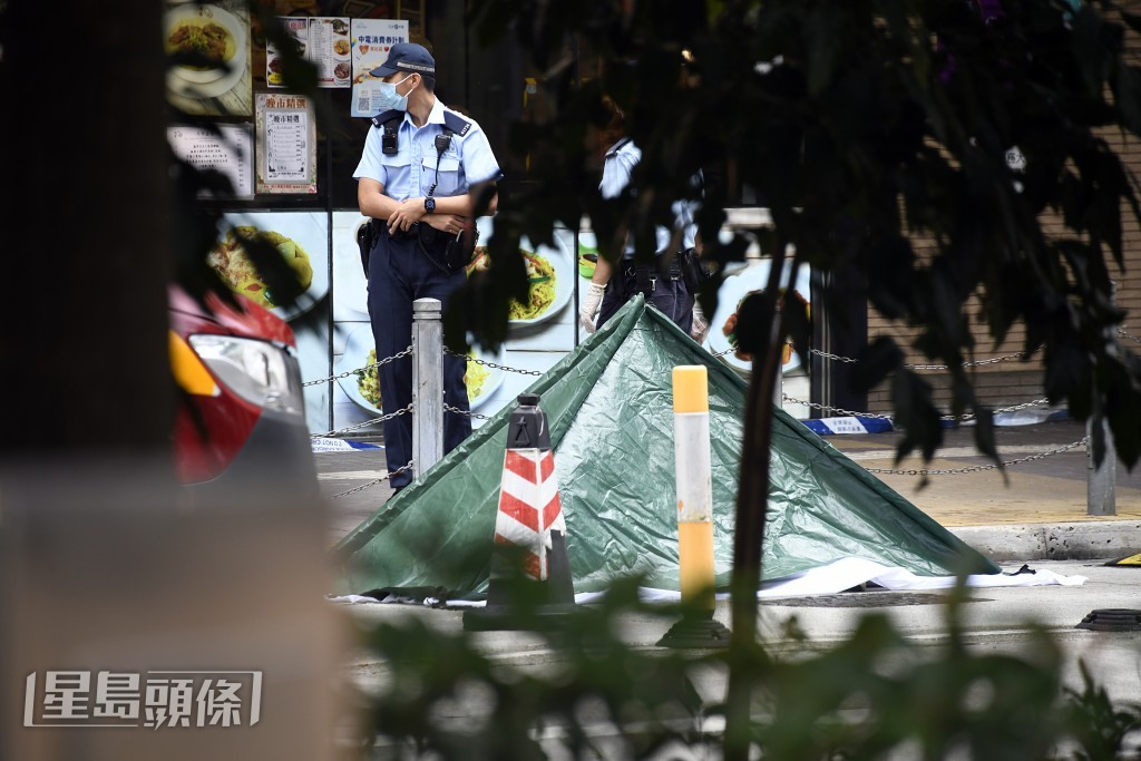 屍體蓋上遮屍帳篷。楊偉亨攝 屍體蓋上遮屍帳篷。楊偉亨攝