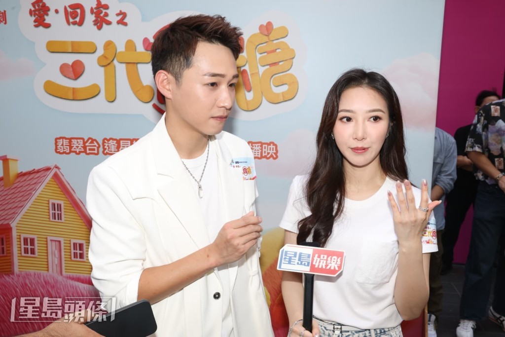 透露劇本本來只寫他們擁抱，但大家事前溝通時，覺得要讓觀眾有浪漫甜蜜感覺，於是就決定加入吻額頭的情節。