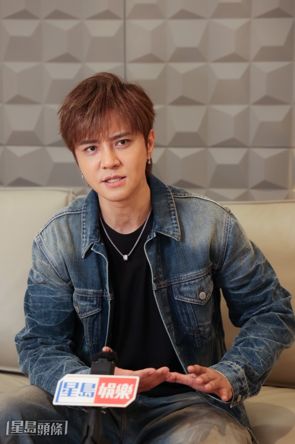 最近有很多00后、05后的年轻粉丝开始喜欢他,让他既惊讶又开心。 最近有很多00后、05后的年轻粉丝开始喜欢他,让他既惊讶又开心。