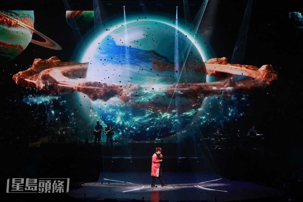 穿上紅衣的姜濤站在星球下。