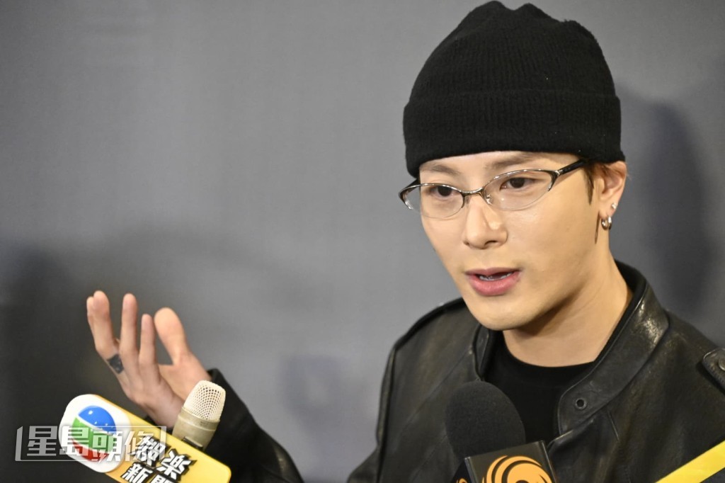  談到鄭裕玲的社交平台取消追蹤所有人，包括他和姜濤，王嘉爾稱大家私下有聯絡，但無問這件事。