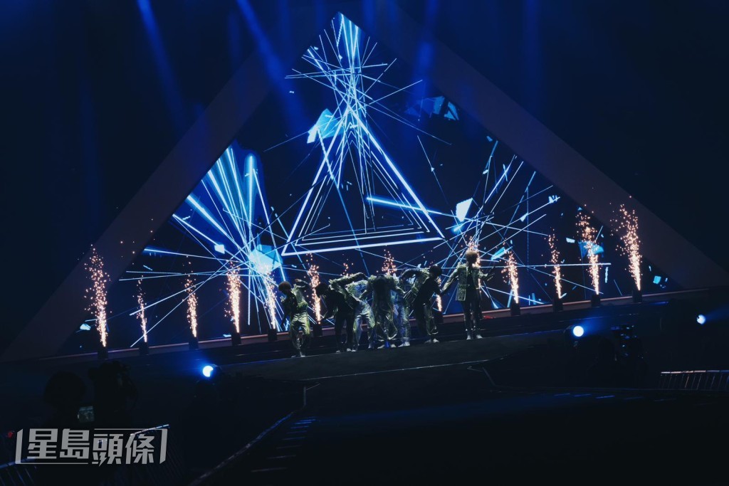 7子甫登場就連唱多曲炒熱氣氛。 7子甫登場就連唱多曲炒熱氣氛。