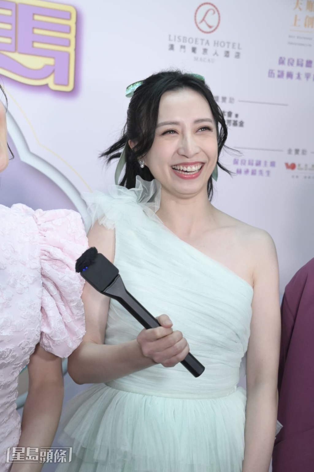 龚嘉欣坦言做主持较难，现在也有周年晚宴邀请她去唱歌，虽然自己唱歌不叻，但都尽力去做