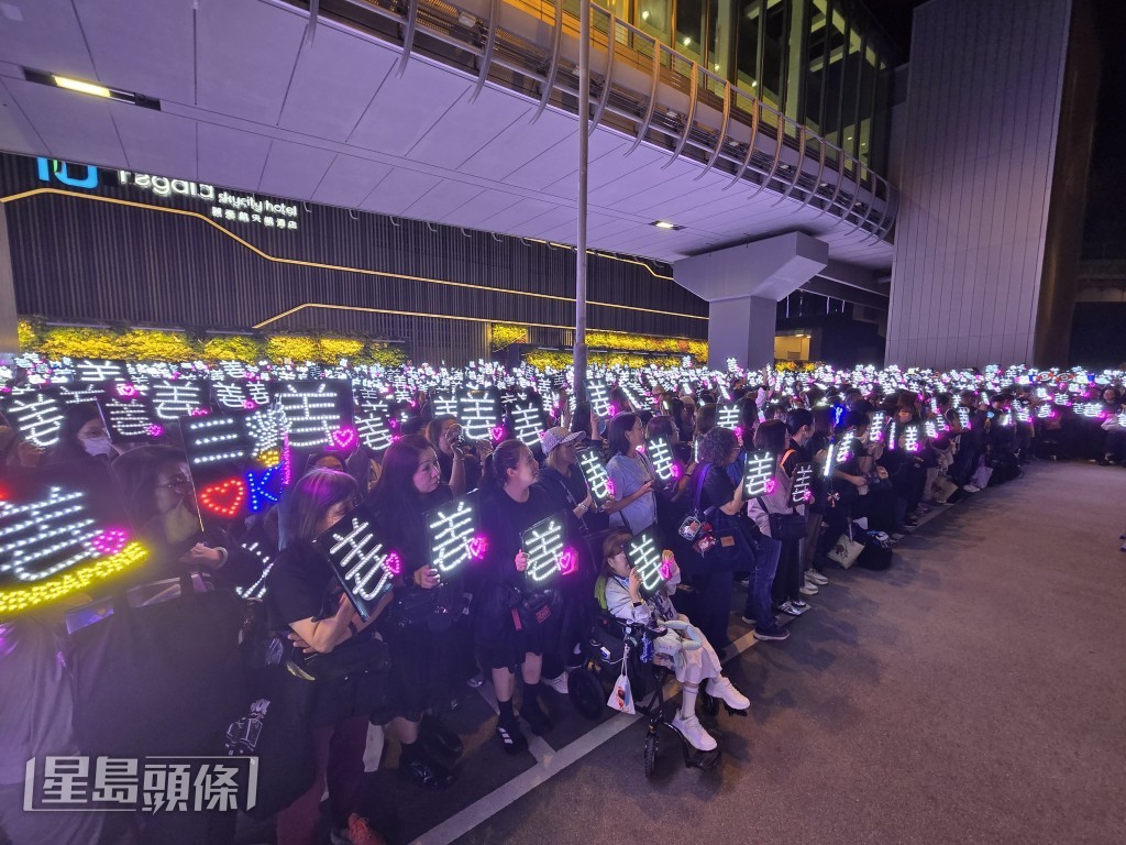 近千「姜糖」（粉絲暱稱）於晚上7時15分聚集亞博館附近一間酒店的停車場外影大合照及短片。