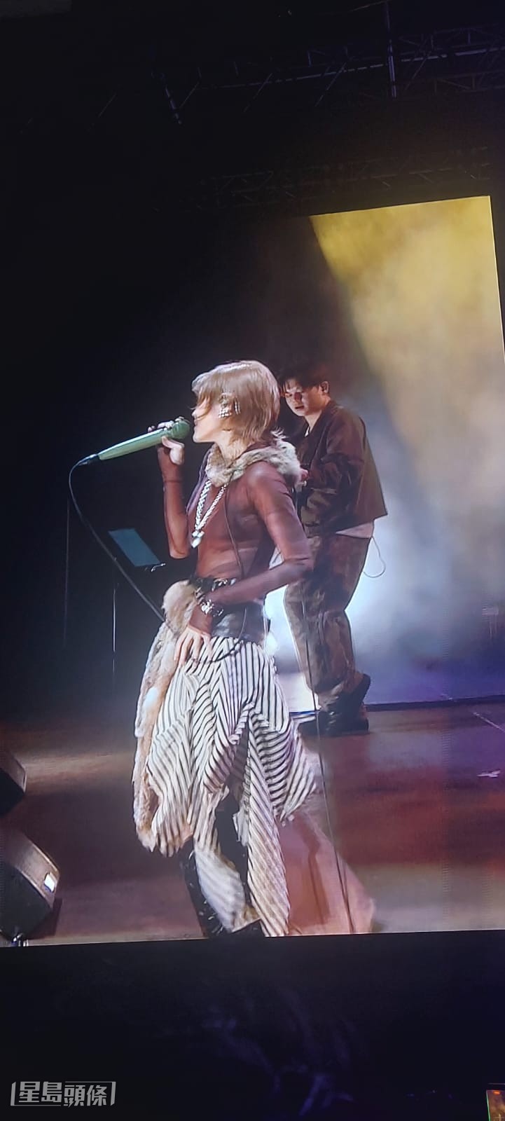 一出場，陳蕾一連唱出多首歌曲，令全場high爆。