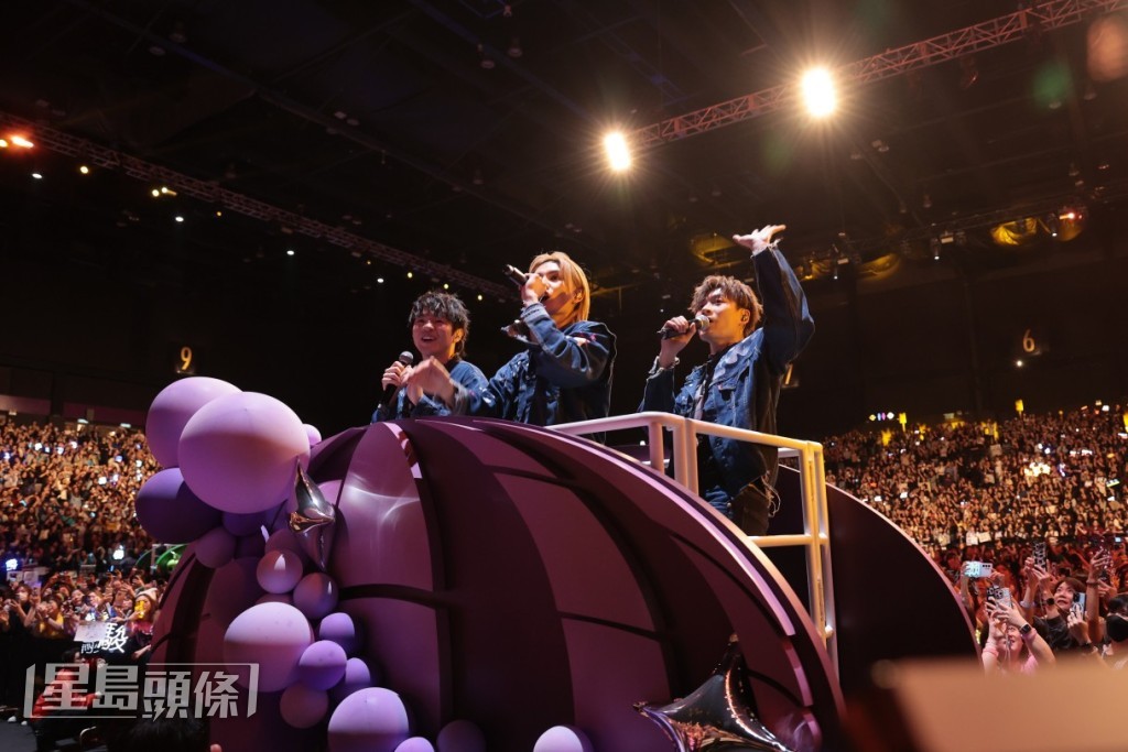 Ian、Jeremy、Frankie坐上紫色花车。