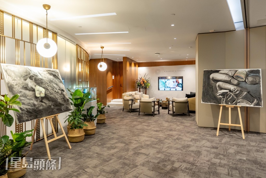由倫敦跨界藝術家暨策展人 Annette Fernando的天然鑽 石炭筆畫將工作坊加添大自 然的美態。 由倫敦跨界藝術家暨策展人 Annette Fernando的天然鑽 石炭筆畫將工作坊加添大自 然的美態。