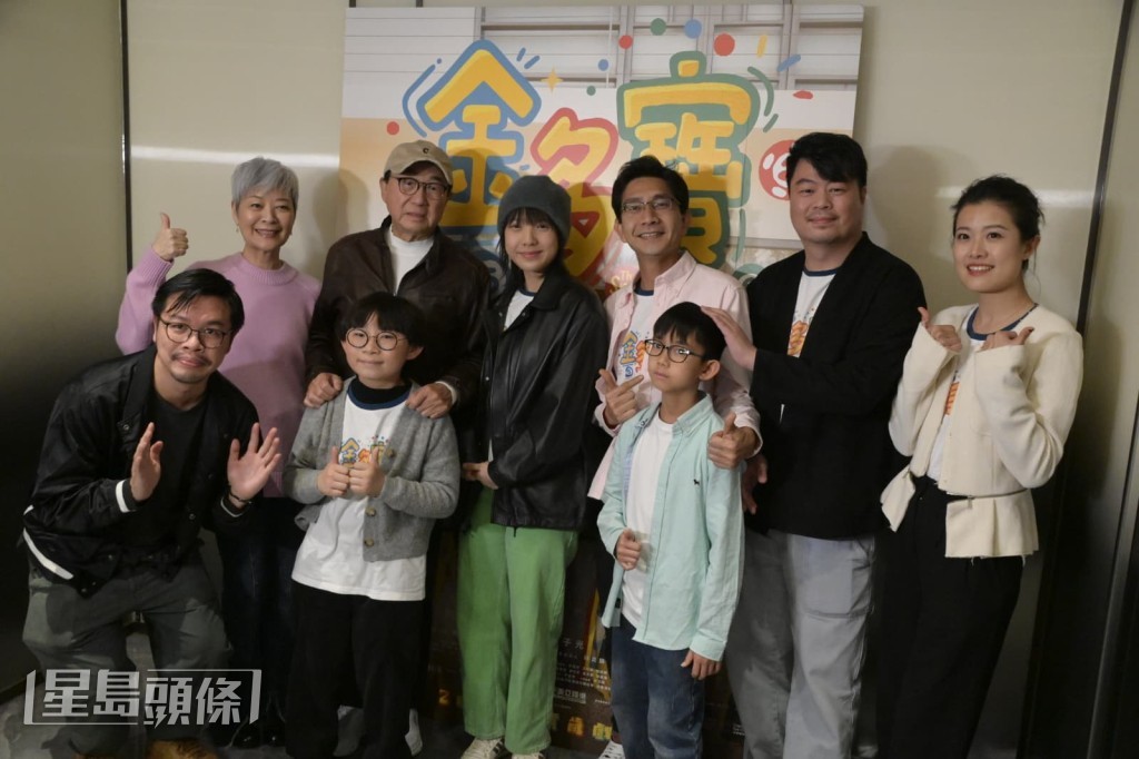 許冠文、金燕玲、鍾雪瑩及李尚正等今日(28日)到銅鑼灣為電影《金多寶》謝票。 許冠文、金燕玲、鍾雪瑩及李尚正等今日(28日)到銅鑼灣為電影《金多寶》謝票。