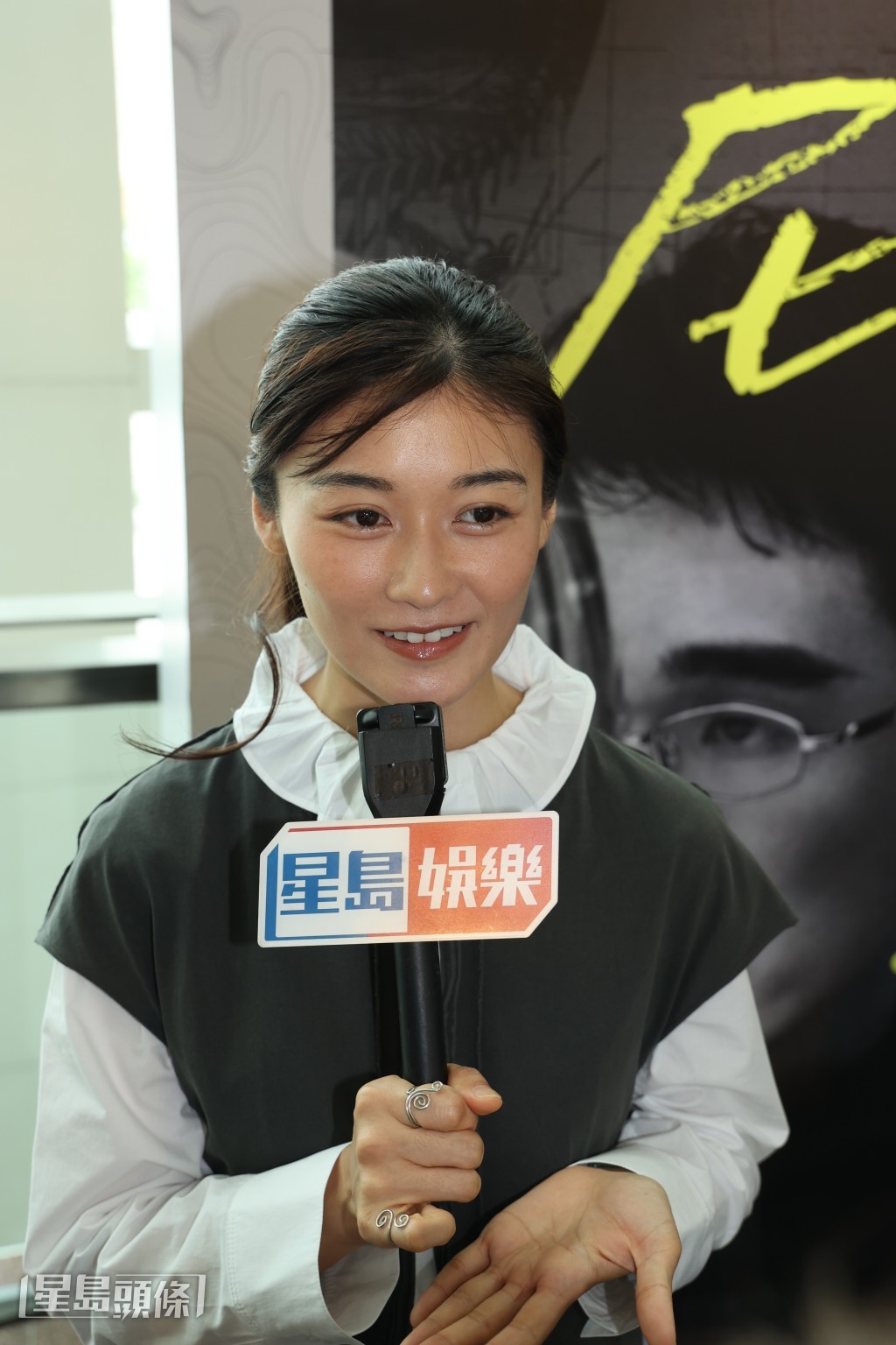 鄧濤慶幸有劉青雲在旁指導，令她感覺很安心。