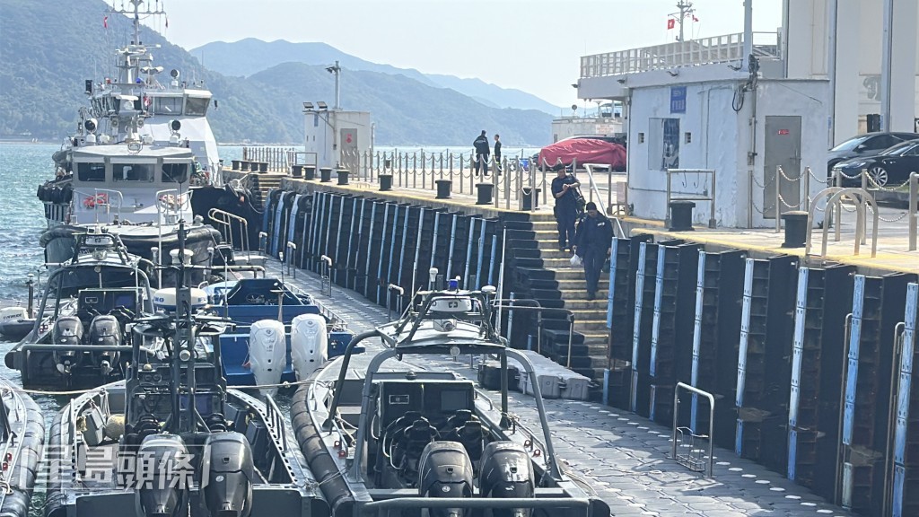 事主遺體運往西貢對面海水警基地。劉漢權攝 事主遺體運往西貢對面海水警基地。劉漢權攝