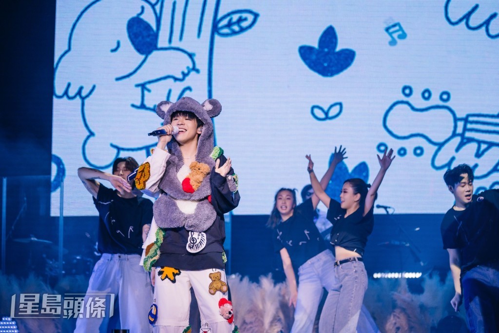 Ian除將無尾熊衫加上愛犬「雞髀」公仔外,更將衫的上半身改成一隻有手有腳無尾熊。 Ian除將無尾熊衫加上愛犬「雞髀」公仔外,更將衫的上半身改成一隻有手有腳無尾熊。