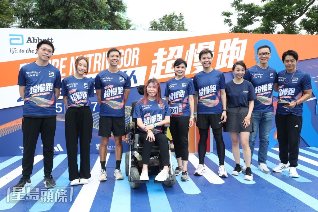 Stephy到西九出席「千人超慢跑」慈善活動,與1400名參與人士一起做慢跑運動。 Stephy到西九出席「千人超慢跑」慈善活動,與1400名參與人士一起做慢跑運動。