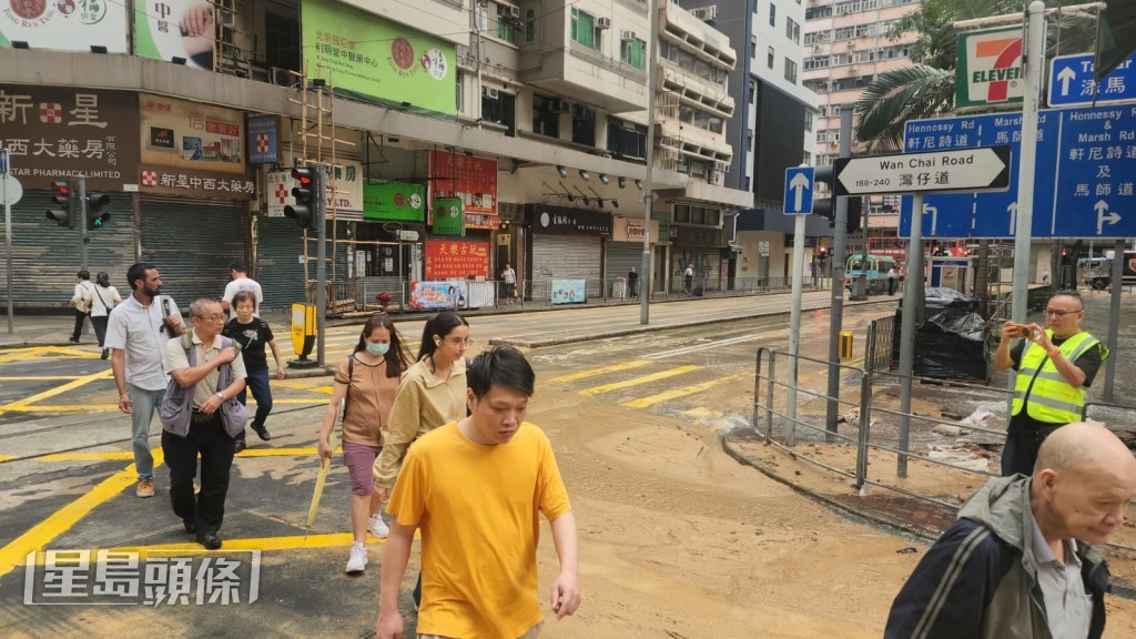 灣仔道與天樂里交界一條直徑10吋食水管突然爆裂,大量食水夾雜泥沙湧出路面。黎志偉攝 灣仔道與天樂里交界一條直徑10吋食水管突然爆裂,大量食水夾雜泥沙湧出路面。黎志偉攝