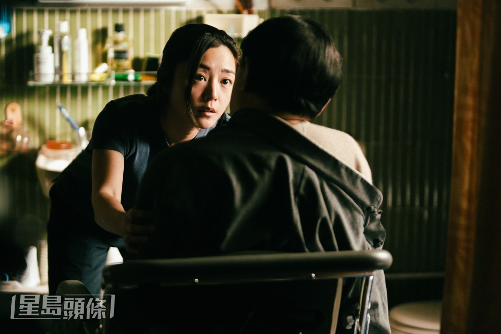 這段父女情表現了當中的淒酸和痛苦。 這段父女情表現了當中的淒酸和痛苦。
