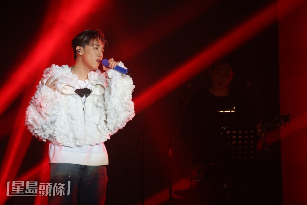 不過見他歌曲間段不時卡卡聲像痰上頸。