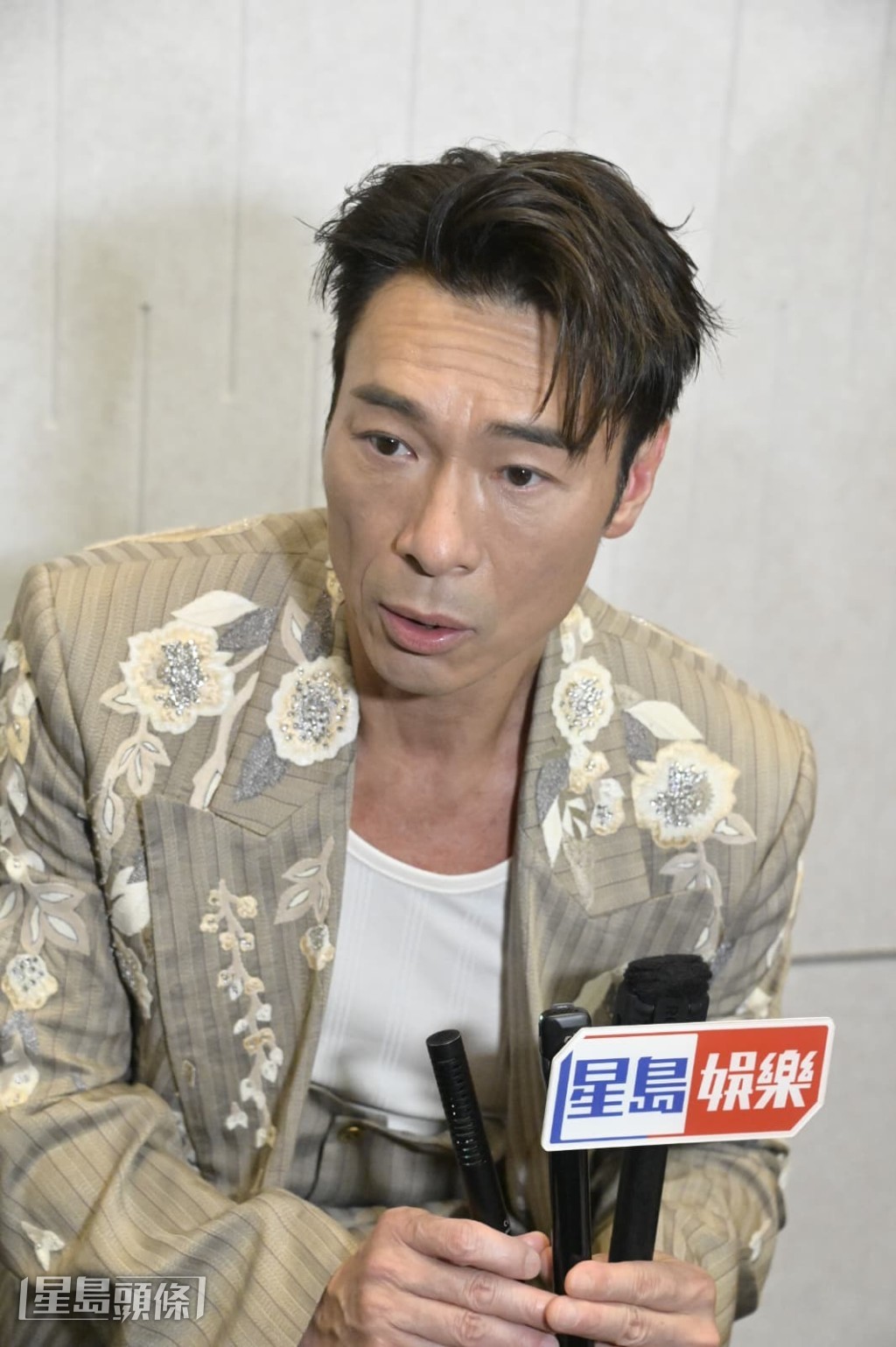 提到他的新歌《信天翁》的MV導演，早前被攝影師公開追薪，安仔表示不太了解。