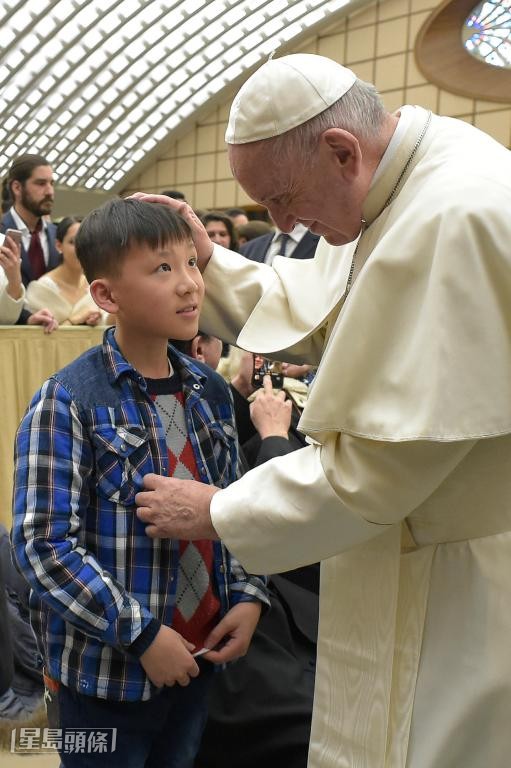 頌軒在基金協助下遠赴梵蒂岡跟教宗見面，並得到其擁抱和祝福。