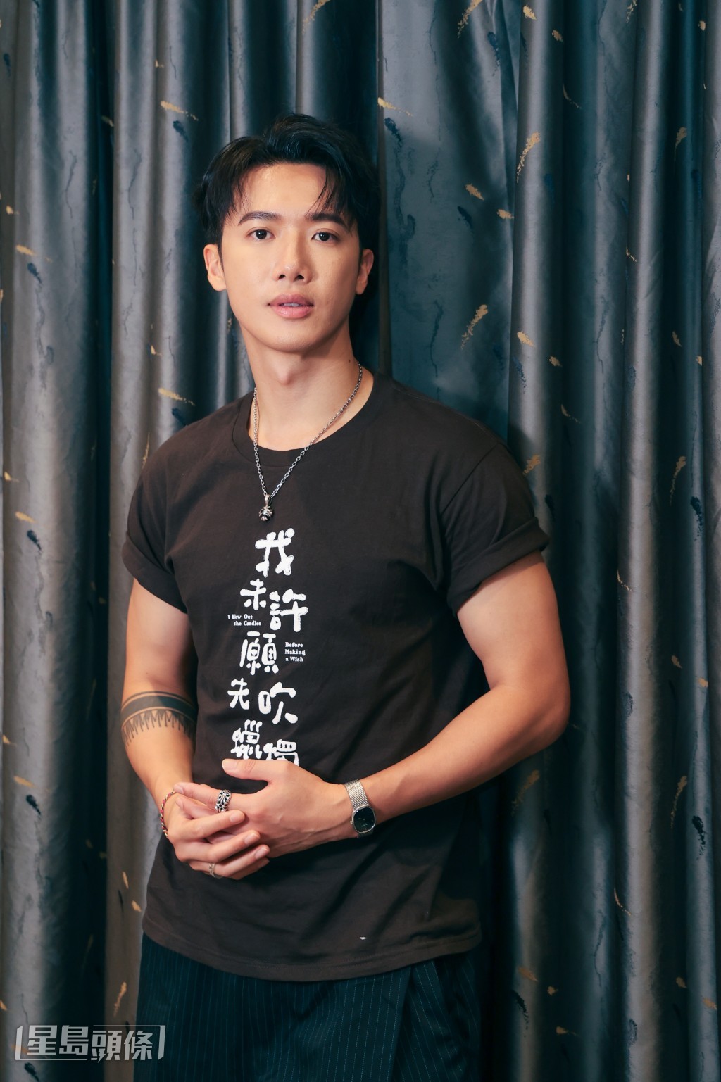 为演绎一场校内吸烟戏,原本唔识食烟的Stanley不惜在家中苦练。 为演绎一场校内吸烟戏,原本唔识食烟的Stanley不惜在家中苦练。